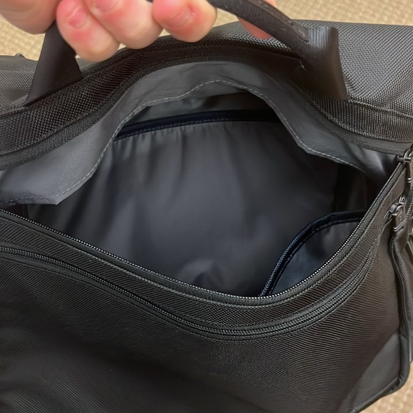 Tumi Alpha 2 Messanger Style Expandable Laptop Bag - Picture 6 of 16